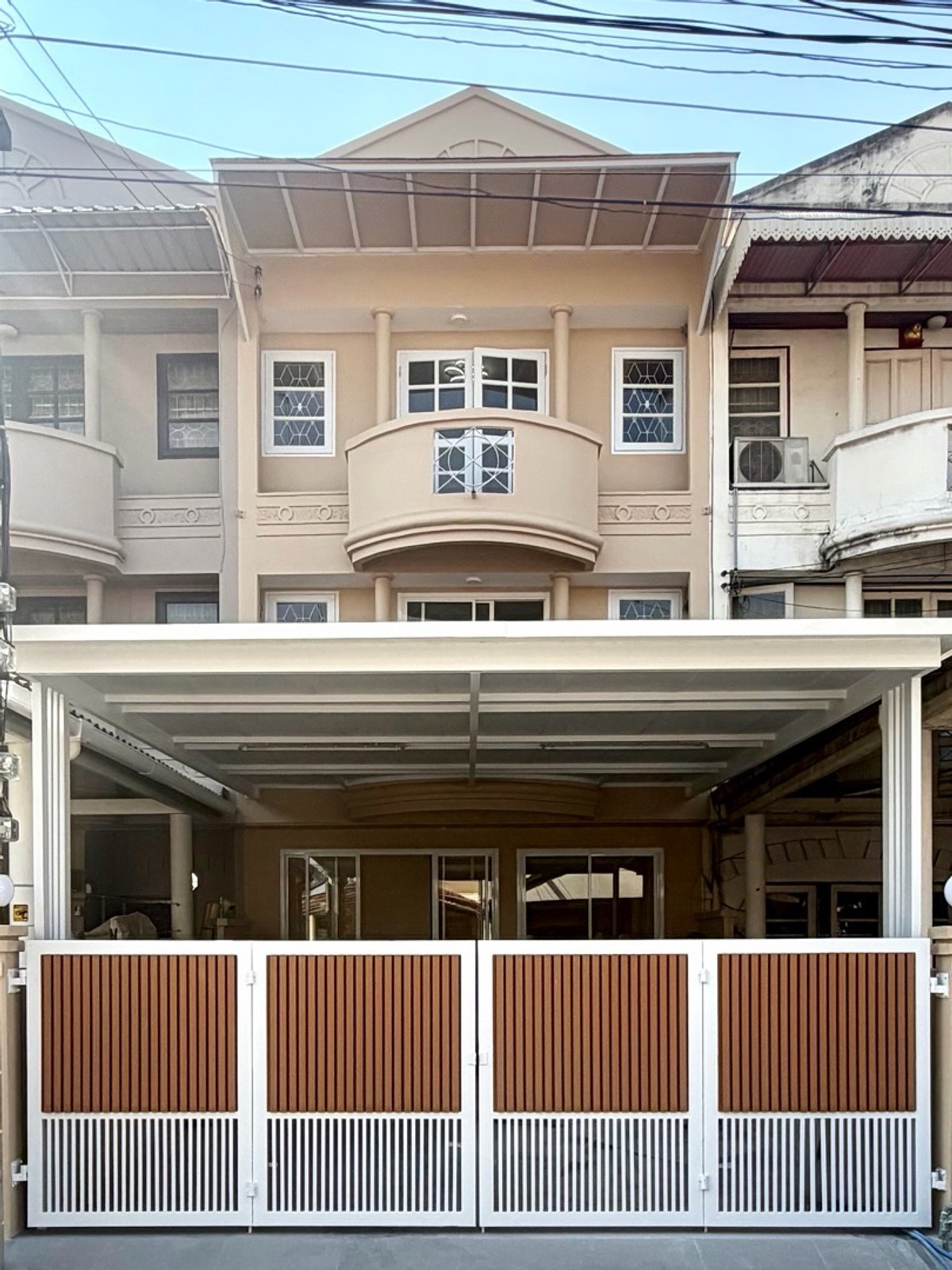 For SaleTownhomeChokchai 4, Ladprao 71, Ladprao 48, : For sale: 3-story townhome, Nakniwat 48, Intersection 17, newly renovated house, beautifully decorated, mini-mall style. Ready to move in Inside the house is very beautiful. The house is airy and comfortable, good location, Soi Nakniwat 48, near Lat Phrao