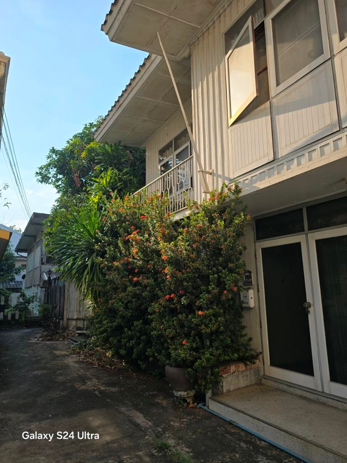 ขายบ้านสีลม ศาลาแดง บางรัก : ขายบ้านในซ.สุขสันต์ ถ.สุรวงศ์หรือถ.ทรัพย์ 2 หลัง 75 ตรว. ในคอมพลาวด์