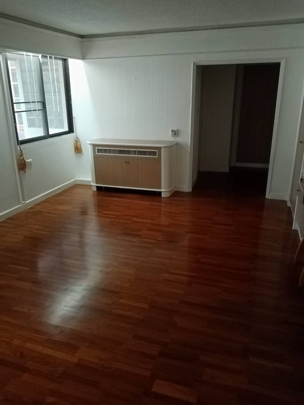 For RentCondoWitthayu, Chidlom, Langsuan, Ploenchit : Urbana Langsuan 250 sq.m. Please add LINE ID @806qphgn o8415o5483