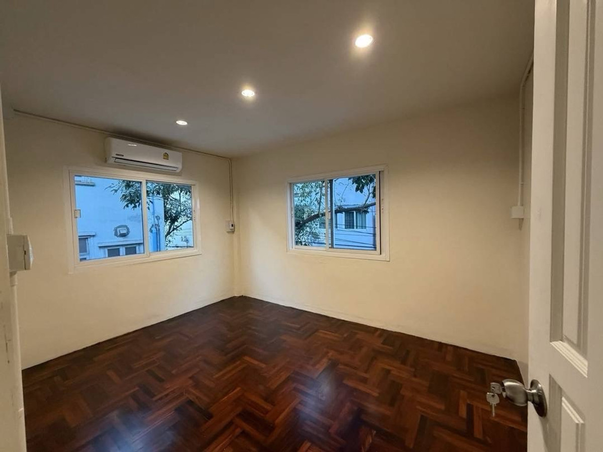 For RentHome OfficeOnnut, Udomsuk : Home office for rent, office 4.5 floors, 400 sq m, near BTS Phra Khanong 100 meters, parking 2+3 cars RARE ITEMS