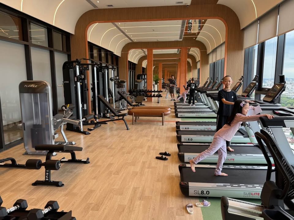 For RentCondoWongwianyai, Charoennakor : 🔥For Rent Immediately🔥 Flow by Sansiri, high ceiling unit, beautiful view, fully furnished and ready to move in. Located near Khlong San Station on the Gold Line.