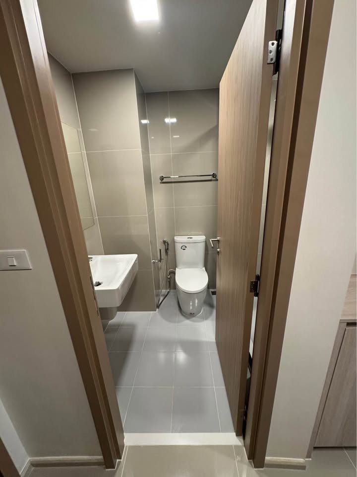 For RentCondoWongwianyai, Charoennakor : 🔥For Rent Immediately🔥 Flow by Sansiri, high ceiling unit, beautiful view, fully furnished and ready to move in. Located near Khlong San Station on the Gold Line.