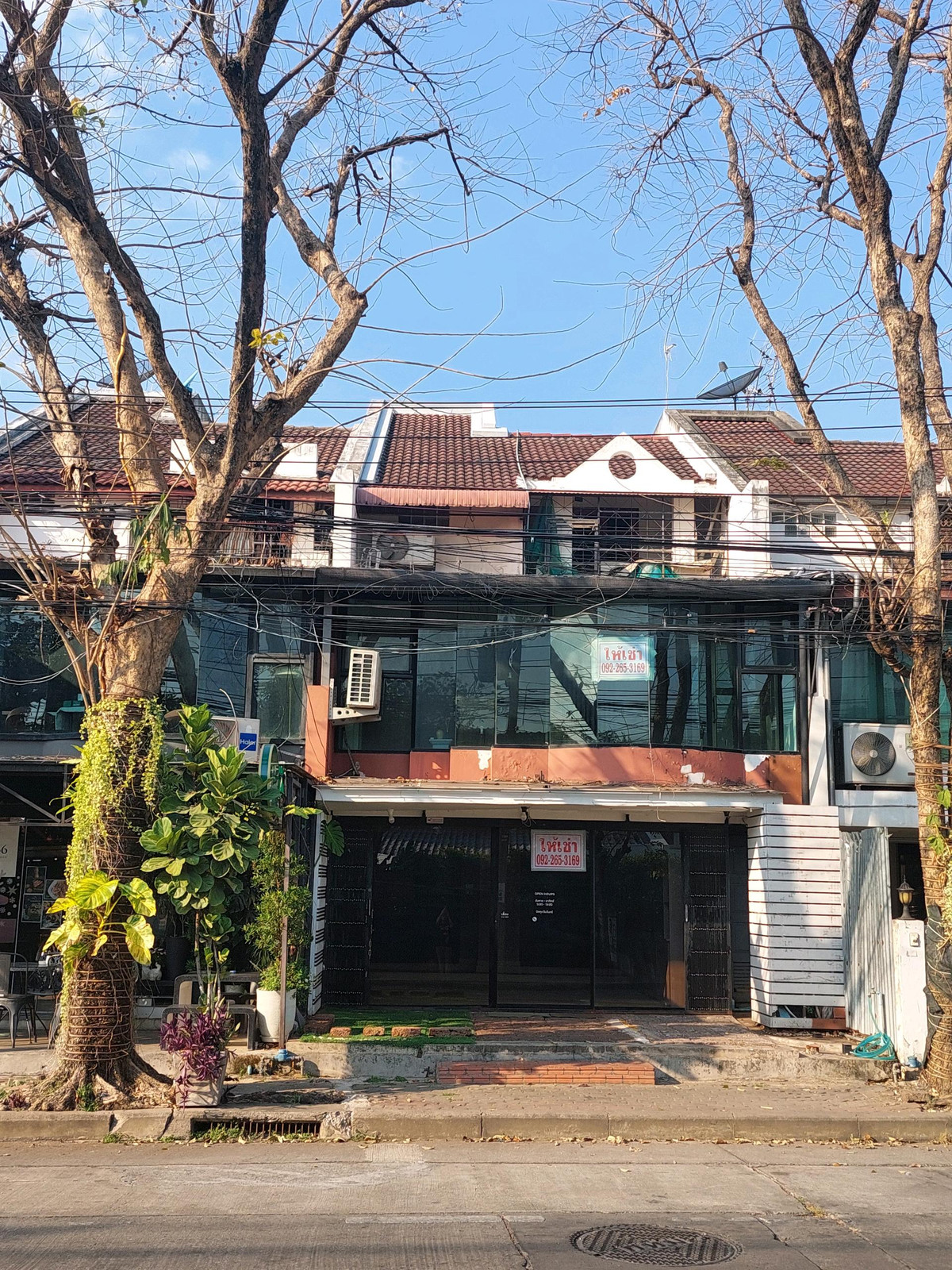 For RentTownhomeBang Sue, Wong Sawang, Tao Pun : Townhouse, split level, has a skylight, a high hall in the middle of the house, 3 floors, able to open a shop and do business. Next to Thetsaban Nimit Nuea Road, near Bong Marche Market, Prachachuen. Call 092 265 3169.
