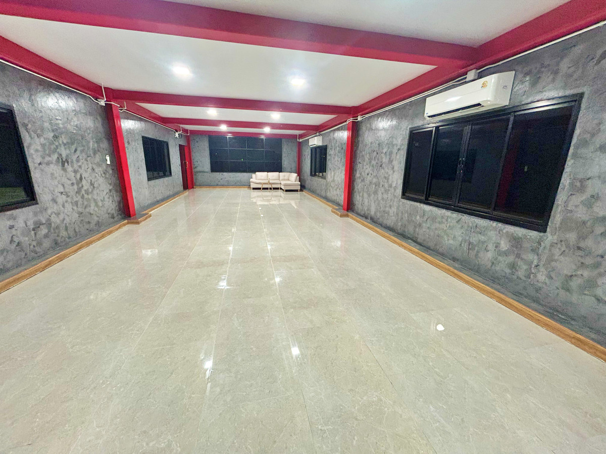 ให้เช่าโกดังปทุมธานี รังสิต ธรรมศาสตร์ : โกดังเดี่ยวสร้างใหม่ / แต่งหรูพร้อมแอร์ / 800 ตร.ม. / ปากซอยคือทางเข้าทางด่วน-ลำลูกกา