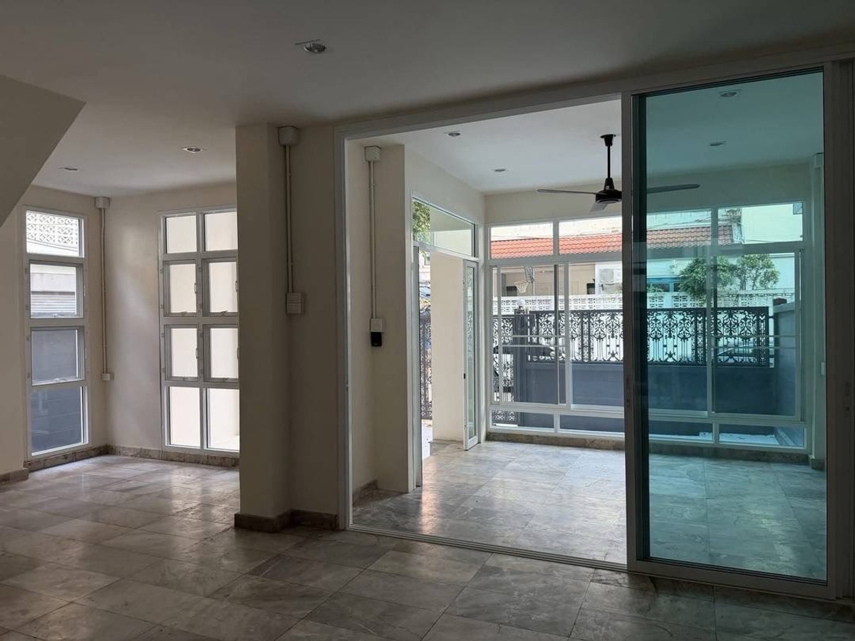 For RentHome OfficeOnnut, Udomsuk : Home office for rent, office 4.5 floors, 400 sq m, near BTS Phra Khanong 100 meters, parking 2+3 cars RARE ITEMS