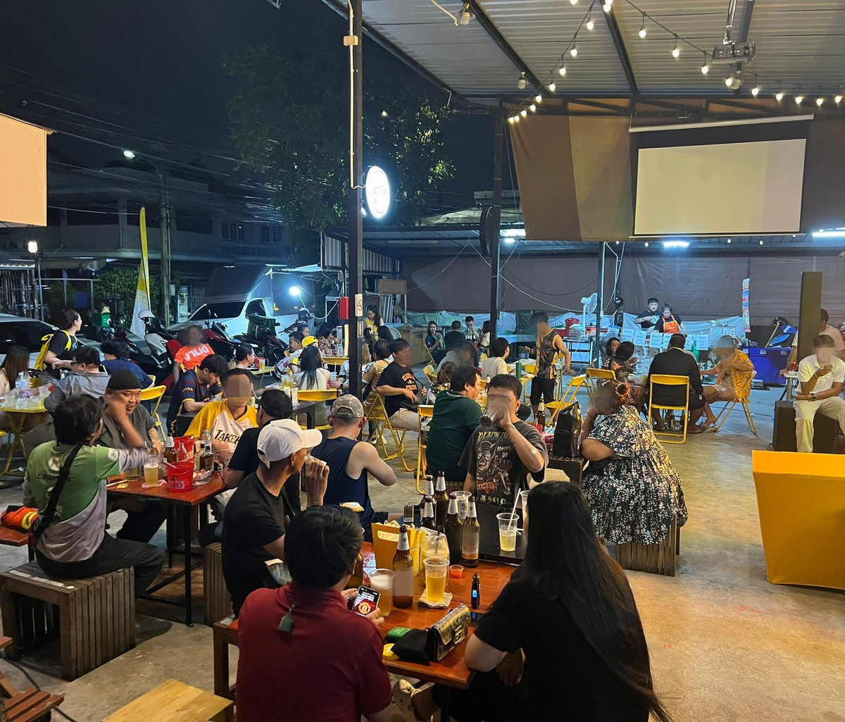 For LeaseholdRetail SpaceNawamin, Ramindra : Urgent sale, Chill-out restaurant, Sai Mai, Phahonyothin 52, Intersection 27 (Tim Rueangwet), close to community areas, has parking.