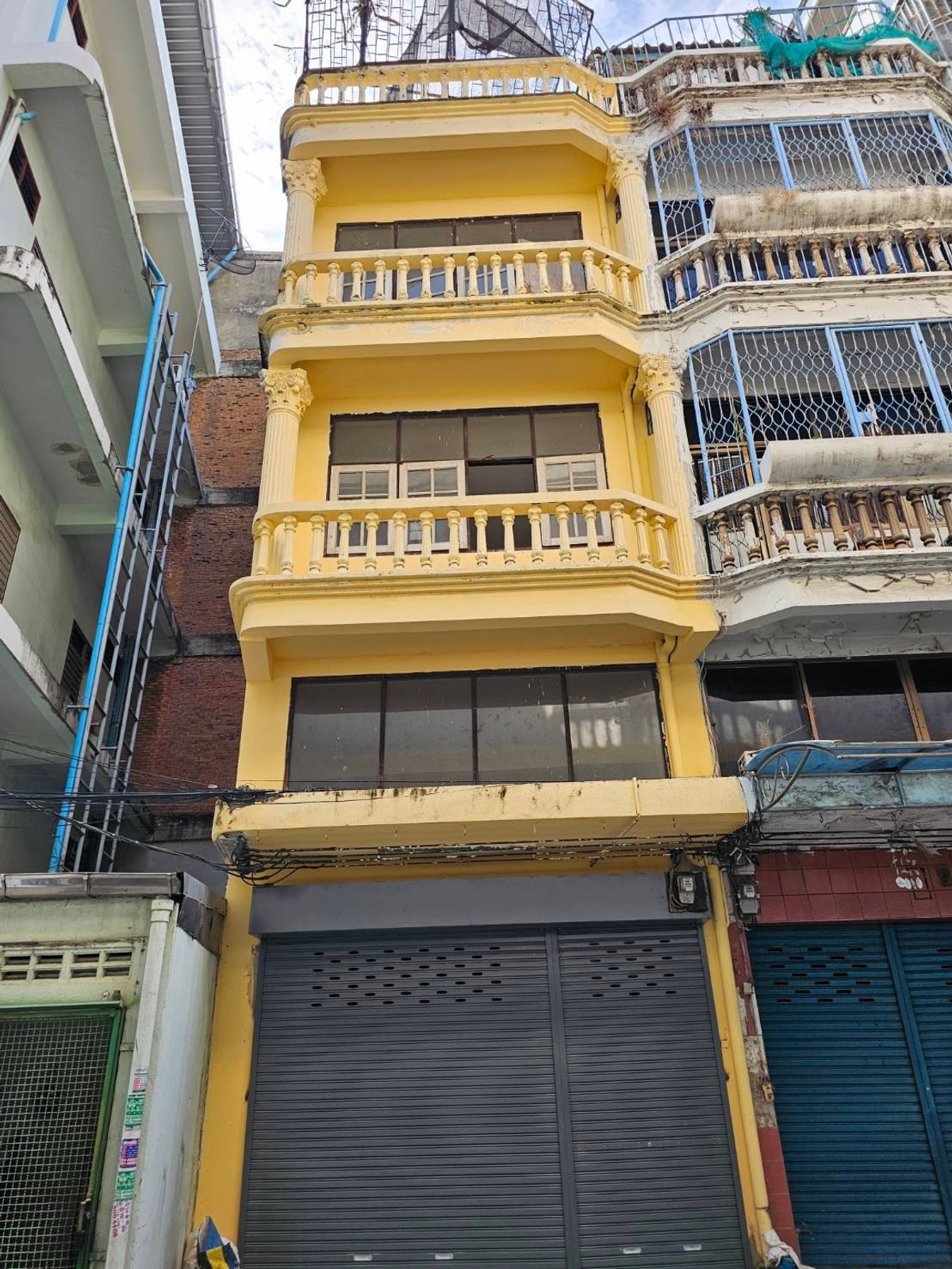 ให้เช่าทาวน์โฮมสาทร นราธิวาส : อาคารพาณิชย์ 5 ชั้นรีโนเวทใหม่ ซอยเจริญราษฎ์ พร้อมที่จอด