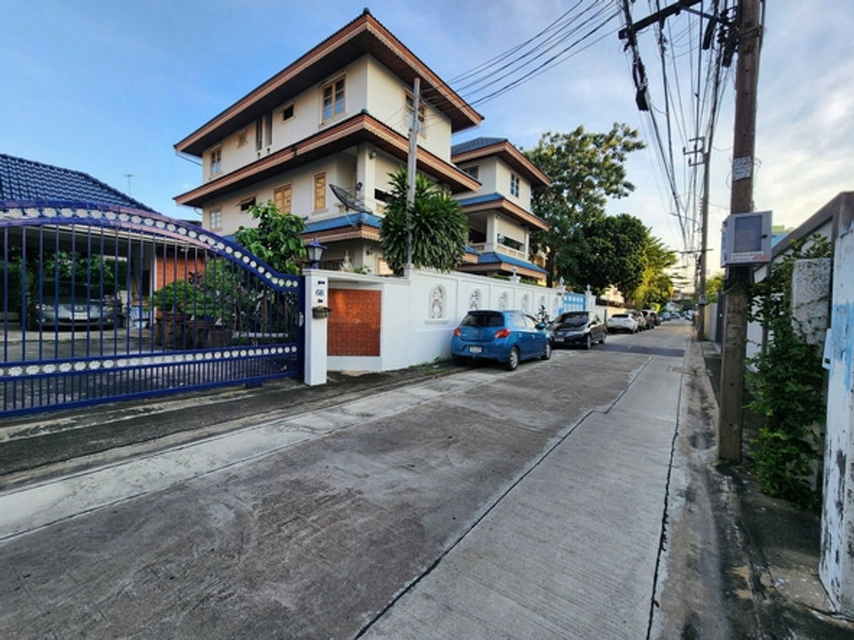 For SaleHouseBang kae, Phetkasem : 2-story detached house for sale, size 101 square wah, entering Soi Phetkasem, only 200 meters, near The Mall Bang Khae, MRT, second house.
