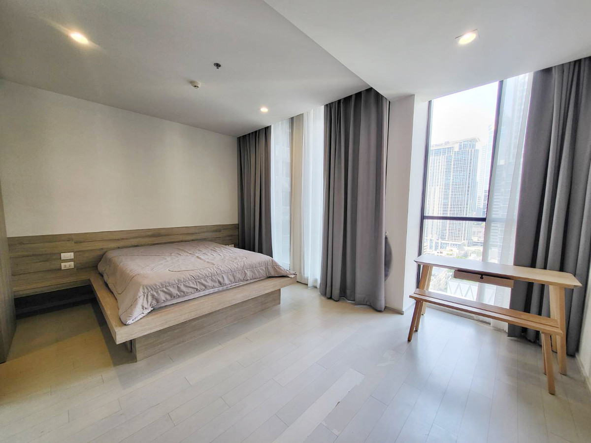 ขายคอนโดวิทยุ ชิดลม หลังสวน : ขายขาดทุน Noble Ploenchit 51.78 ตร.ม. ชั้น 18 ระเบียงทิศใต้ วิวสวนหน้าโครงการ