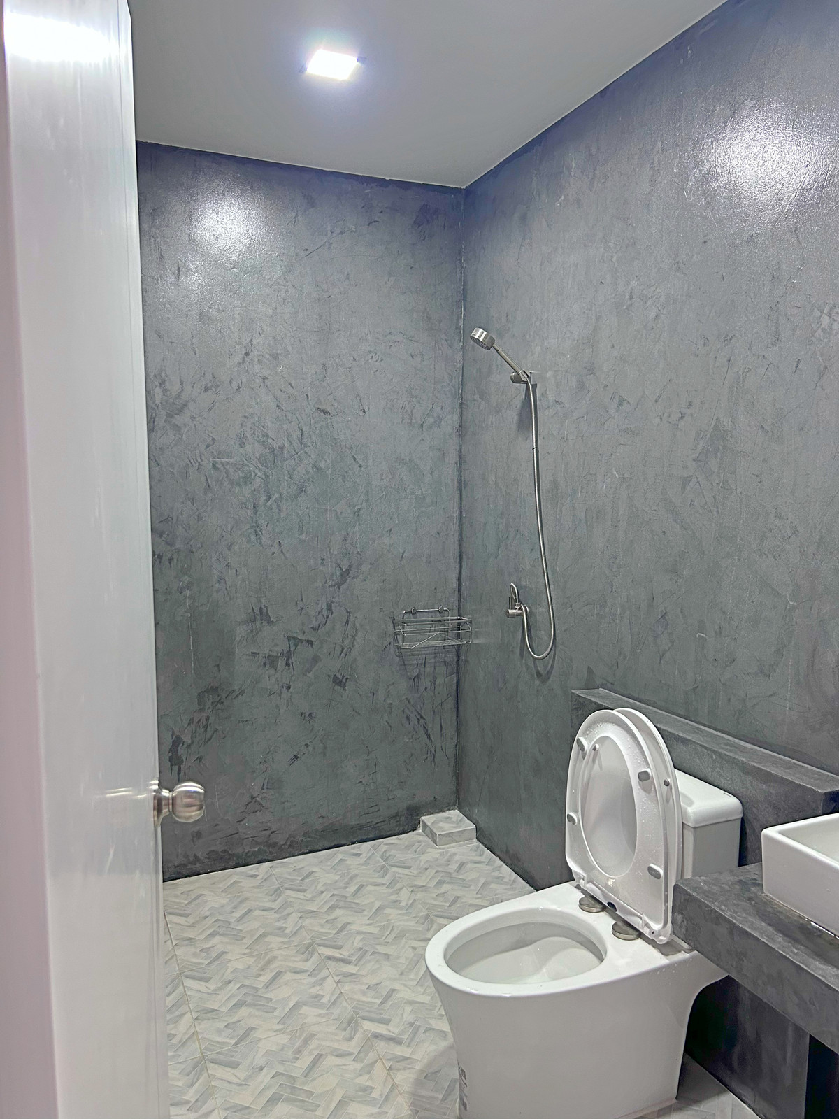 ให้เช่าโกดังปทุมธานี รังสิต ธรรมศาสตร์ : โกดังเดี่ยวสร้างใหม่ / แต่งหรูพร้อมแอร์ / 800 ตร.ม. / ปากซอยคือทางเข้าทางด่วน-ลำลูกกา