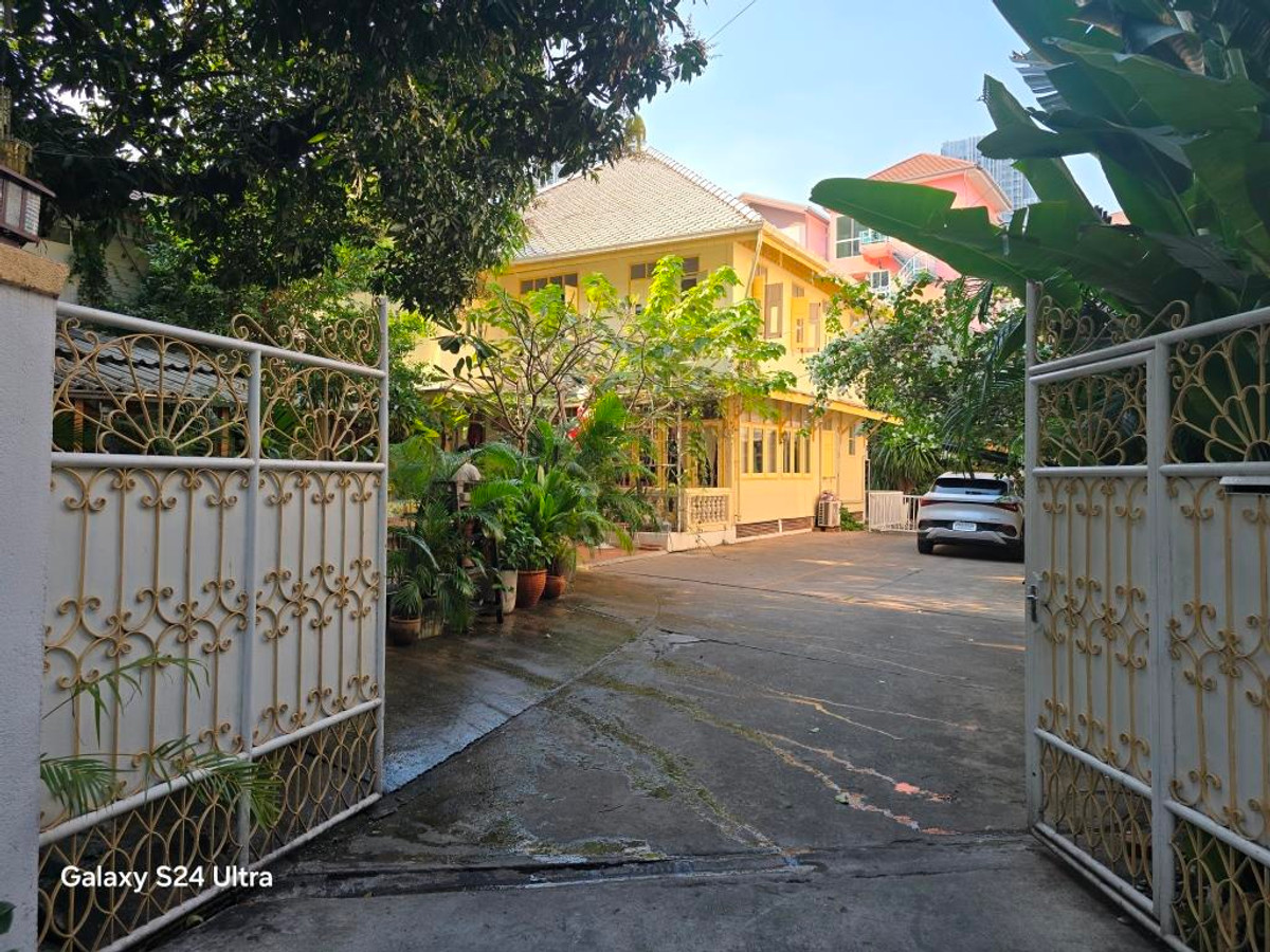 ขายบ้านสีลม ศาลาแดง บางรัก : ขายบ้านในซ.สุขสันต์ ถ.สุรวงศ์หรือถ.ทรัพย์ 2 หลัง 75 ตรว. ในคอมพลาวด์