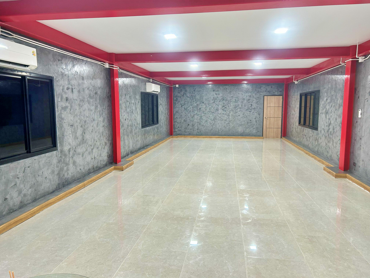 ให้เช่าโกดังปทุมธานี รังสิต ธรรมศาสตร์ : โกดังเดี่ยวสร้างใหม่ / แต่งหรูพร้อมแอร์ / 800 ตร.ม. / ปากซอยคือทางเข้าทางด่วน-ลำลูกกา