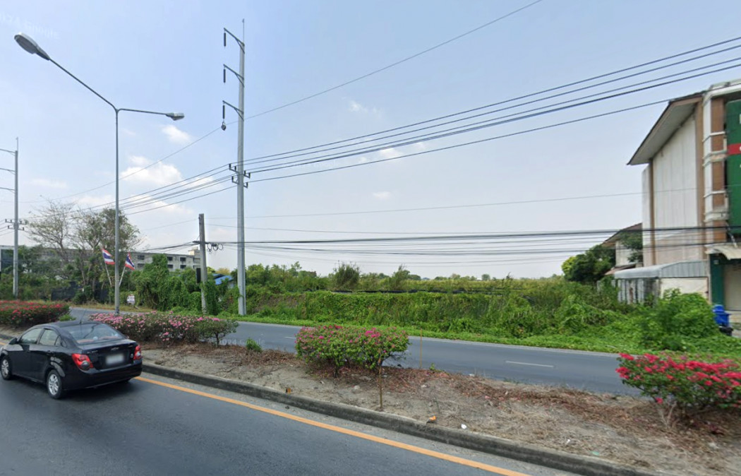 For SaleLandPhutthamonthon, Salaya : Large plot of land for sale, 25-0-46 rai, located on Salaya-Phutthamonthon Road, Nakhon Pathom. Ideal for commercial investment.