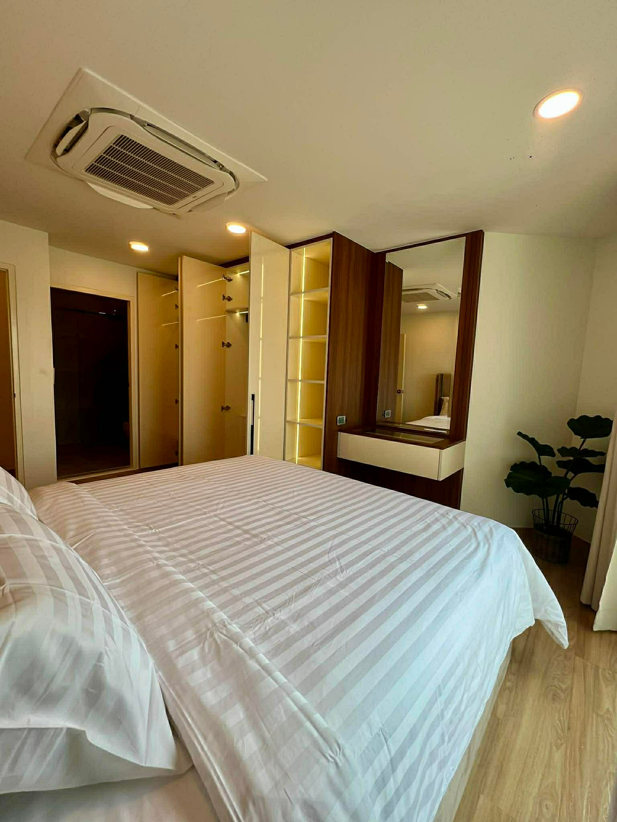 ให้เช่าคอนโดวิทยุ ชิดลม หลังสวน : ให้เช่า Witthayu Complex ราคา 75,000 บาท [NCr260153]