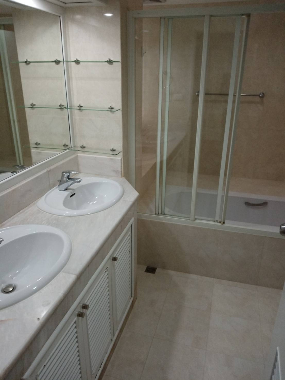 For RentCondoWitthayu, Chidlom, Langsuan, Ploenchit : Urbana Langsuan 250 sq.m. Please add LINE ID @806qphgn o8415o5483