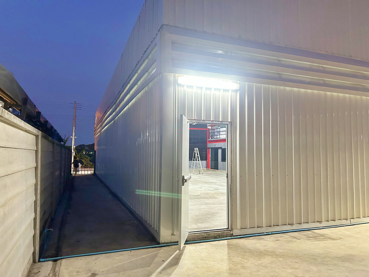 ให้เช่าโกดังปทุมธานี รังสิต ธรรมศาสตร์ : โกดังเดี่ยวสร้างใหม่ / แต่งหรูพร้อมแอร์ / 800 ตร.ม. / ปากซอยคือทางเข้าทางด่วน-ลำลูกกา