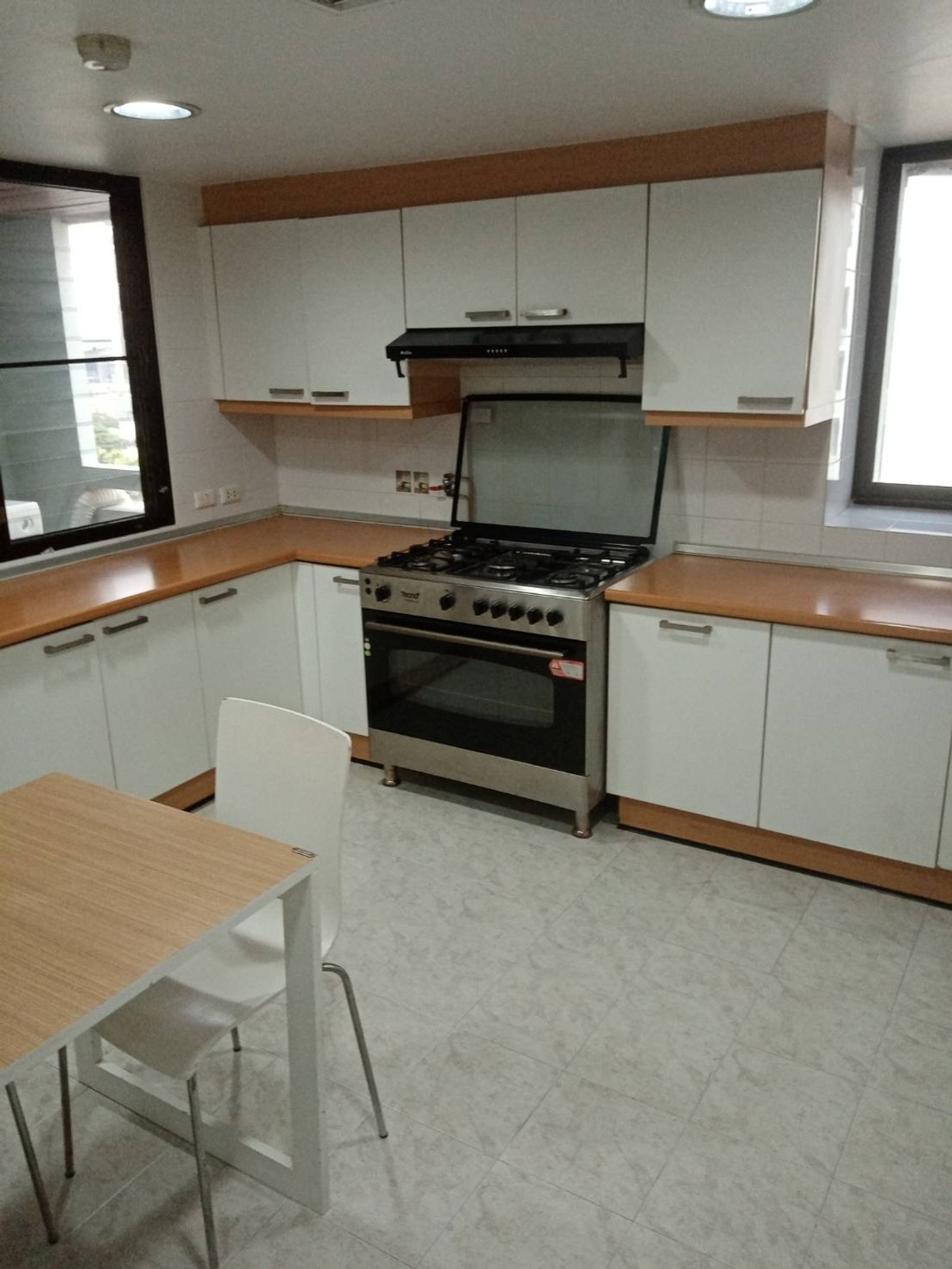 For RentCondoWitthayu, Chidlom, Langsuan, Ploenchit : Urbana Langsuan 250 sq.m. Please add LINE ID @806qphgn o8415o5483