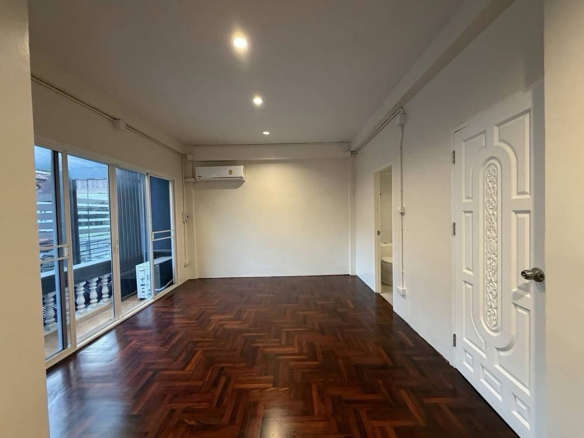 For RentHome OfficeOnnut, Udomsuk : Home office for rent, office 4.5 floors, 400 sq m, near BTS Phra Khanong 100 meters, parking 2+3 cars RARE ITEMS