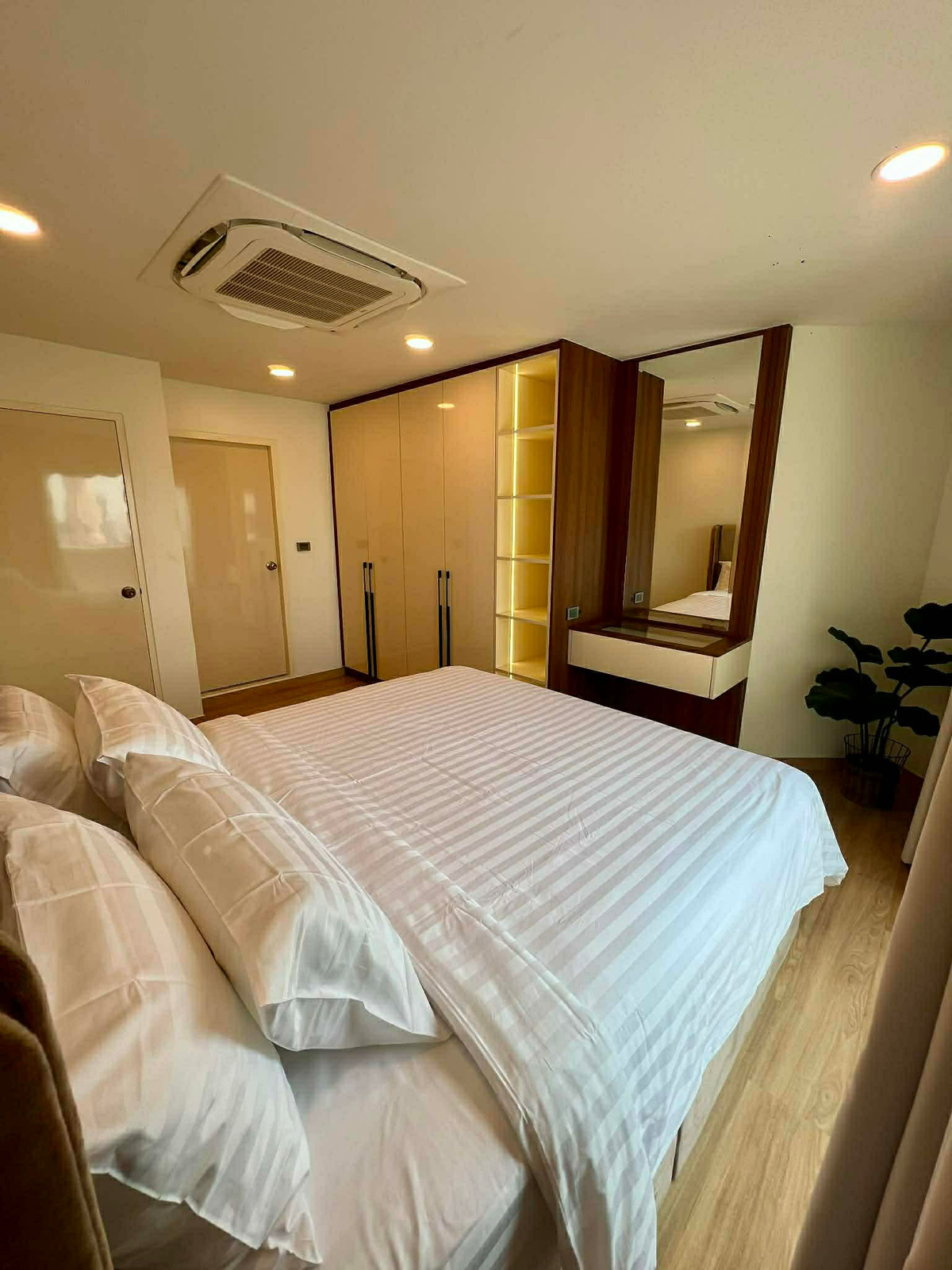 ให้เช่าคอนโดวิทยุ ชิดลม หลังสวน : ให้เช่า Witthayu Complex ราคา 75,000 บาท [NCr260153]