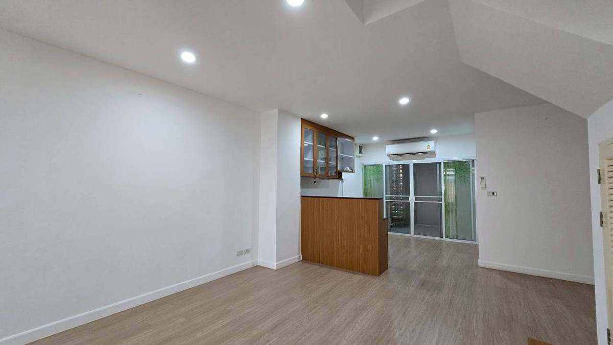 ขายทาวน์โฮมพระราม 3 สาธุประดิษฐ์ : ขายทาวน์โฮม 3 ชั้น หลังใหญ่ ทำเล ย่านพระรามสาม ยานนาวาตัดใหม่ ใกล้วงแหวนอุตสาหกรรม