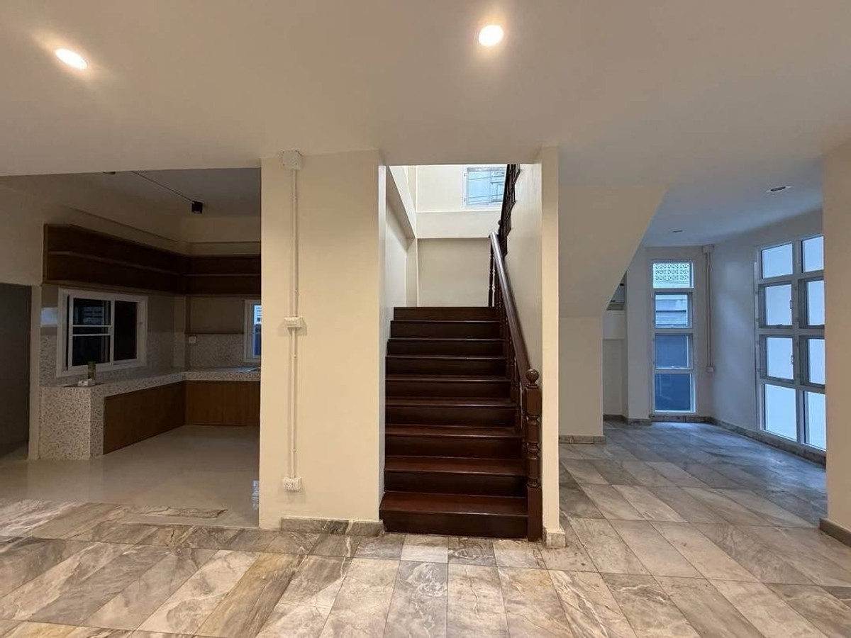 For RentHome OfficeOnnut, Udomsuk : Home office for rent, office 4.5 floors, 400 sq m, near BTS Phra Khanong 100 meters, parking 2+3 cars RARE ITEMS