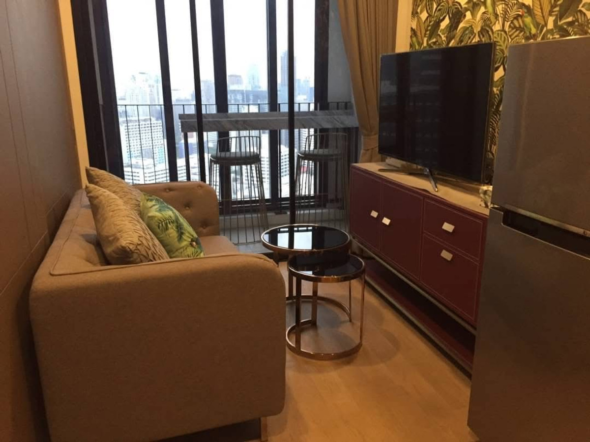 ขายคอนโดสยาม จุฬา สามย่าน : ขายครับ! Ashton Chula-Silom คอนโดระดับ Ultimate Luxury ที่เป็นแลนด์มาร์คที่โดดเด่นที่สุดในย่านสามย่าน ยูนิตนี้อยู่บนชั้นสูงอย่าง ชั้น 40 มอบทัศนียภาพที่สวยงามและมีความเป็นส่วนตัวสูงสุด เหมาะสำหรับทั้งอยู่อาศัยเองแบบหรูหรา หรือลงทุนปล่อยเช่านิสิตและชาวต่าง