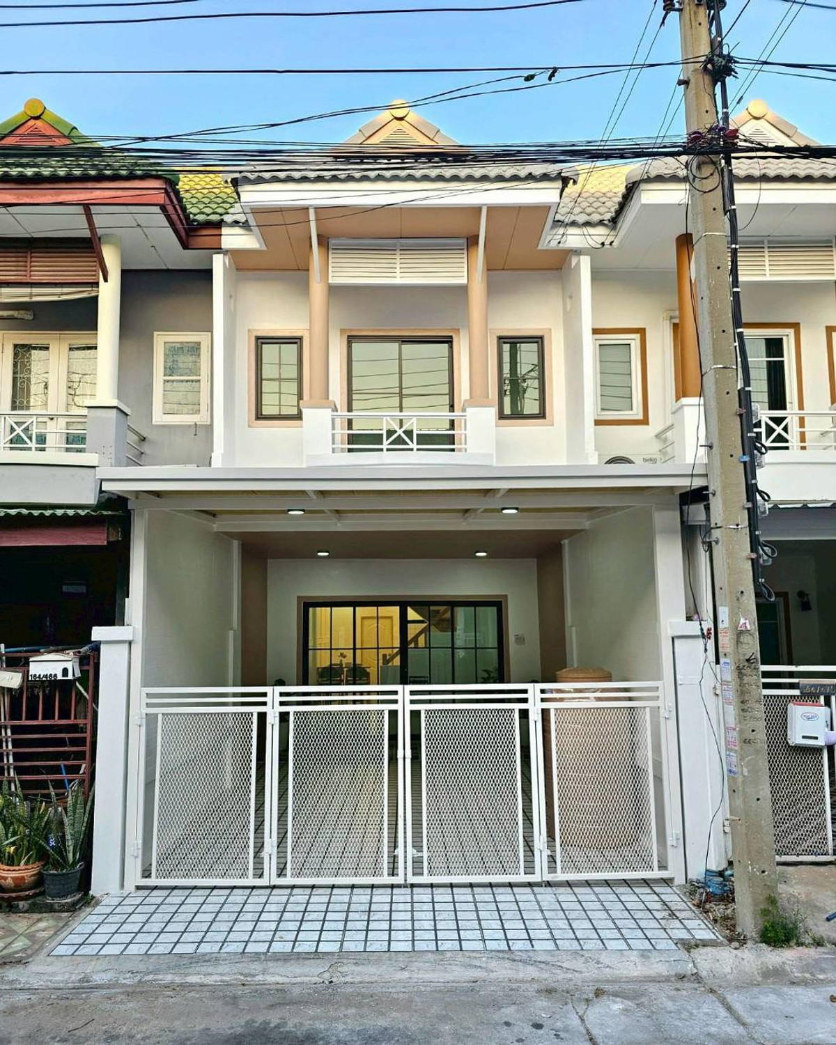 For SaleTownhomeNonthaburi, Bang Yai, Bangbuathong : Urgent sale! 2-story townhouse, The Emerald Park Village 2, potential location near Soi Land Department, Bang Bua Thong. Connects to Chaiyaphruek and Ratchaphruek roads in only 2 minutes, area 17 sq m, function 3 bedrooms, 2 bathrooms, newly renovated, ve