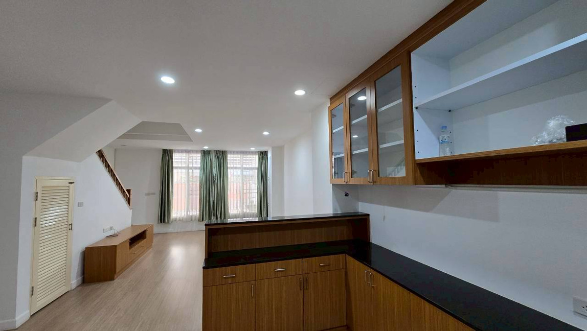 ขายทาวน์โฮมพระราม 3 สาธุประดิษฐ์ : ขายทาวน์โฮม 3 ชั้น หลังใหญ่ ทำเล ย่านพระรามสาม ยานนาวาตัดใหม่ ใกล้วงแหวนอุตสาหกรรม