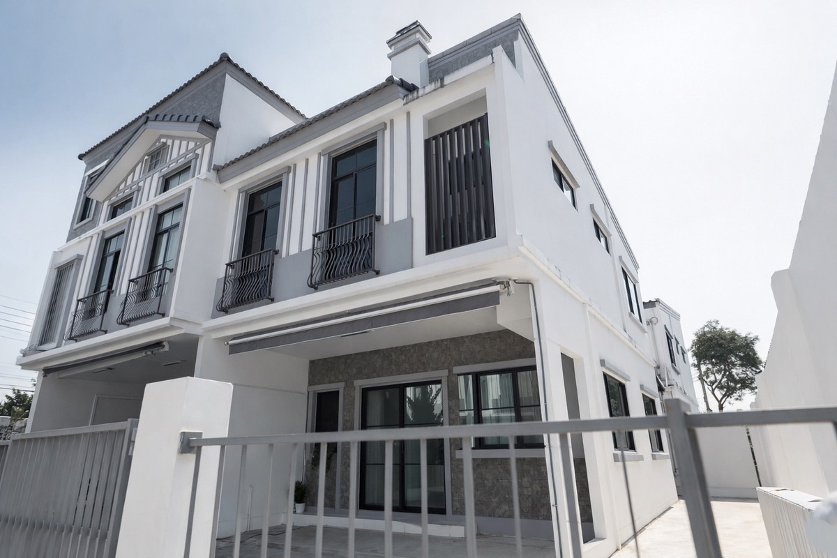 ให้เช่าทาวน์โฮมบางนา แบริ่ง ลาซาล : 🔹Indy5 Bangna Km.7🔹 3 Bedrooms  3 Bathrooms • 2 Parking Spaces • Fully Furnished