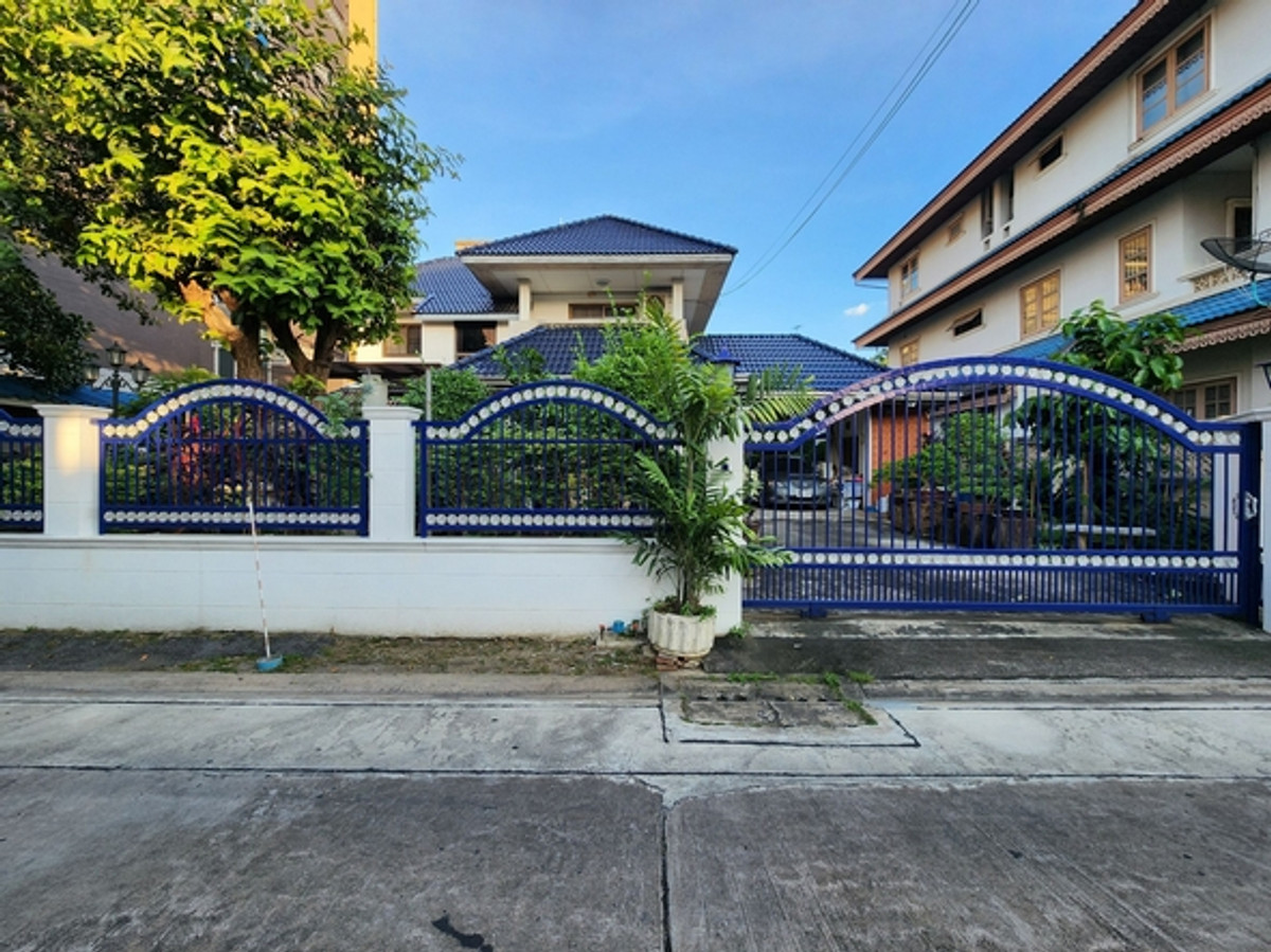 For SaleHouseBang kae, Phetkasem : 2-story detached house for sale, size 101 square wah, entering Soi Phetkasem, only 200 meters, near The Mall Bang Khae, MRT, second house.