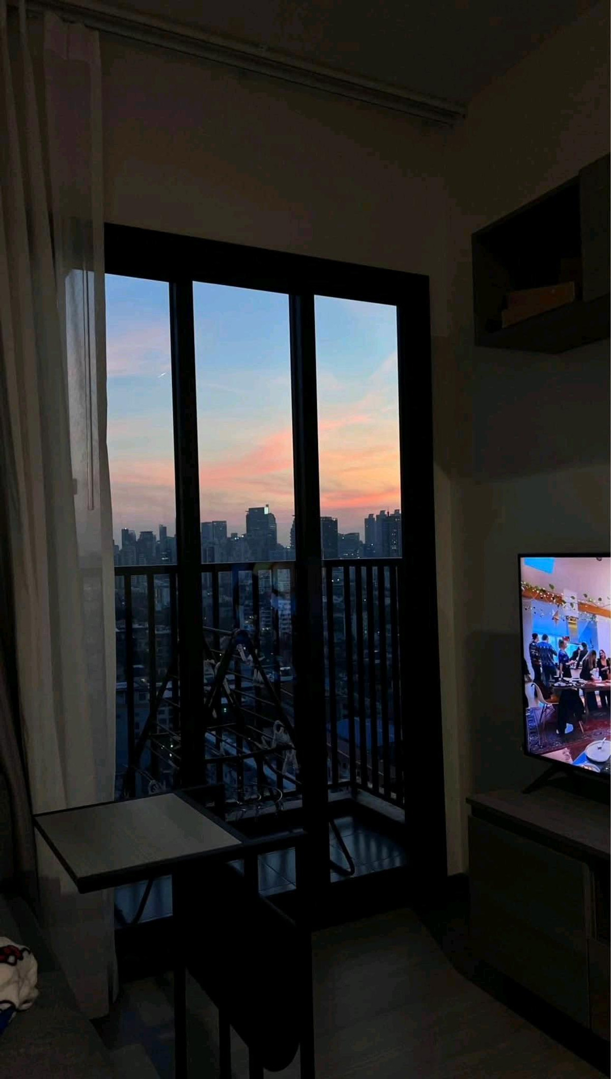 ให้เช่าคอนโดพระราม 9 เพชรบุรีตัดใหม่ RCA : ✨ ห้องสวย พร้อมอยู่จริง แค่ลากกระเป๋าเข้าอยู่ได้ทันที 💗 ครบกว่านี้ไม่มีแล้ว! รวม WiFi + เครื่องใช้ไฟฟ้า + ของใช้ในบ้าน