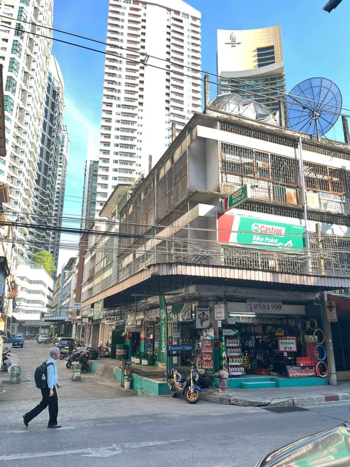 For RentShop HouseSukhumvit, Asoke, Thonglor : Commercial building, 3 floors, 1 unit, corner room, good location, for rent, Sukhumvit-Phrom Phong area, near K Village, only 600 meters.