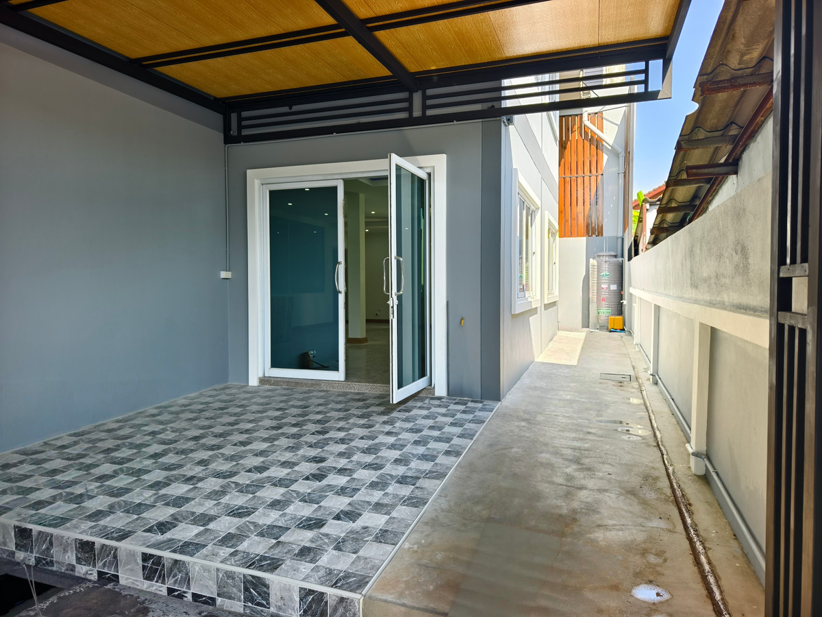 ขายบ้านปทุมธานี รังสิต ธรรมศาสตร์ : ขายบ้านเดี่ยว2ชั้น โฉนด 56 วา ซอยลำลูกกา 3 จามรเดชเจริญ ใกล้สถานีรถไฟฟ้าคูคต ใกล้ รีโนเวทใหม่ทั้งหลัง 