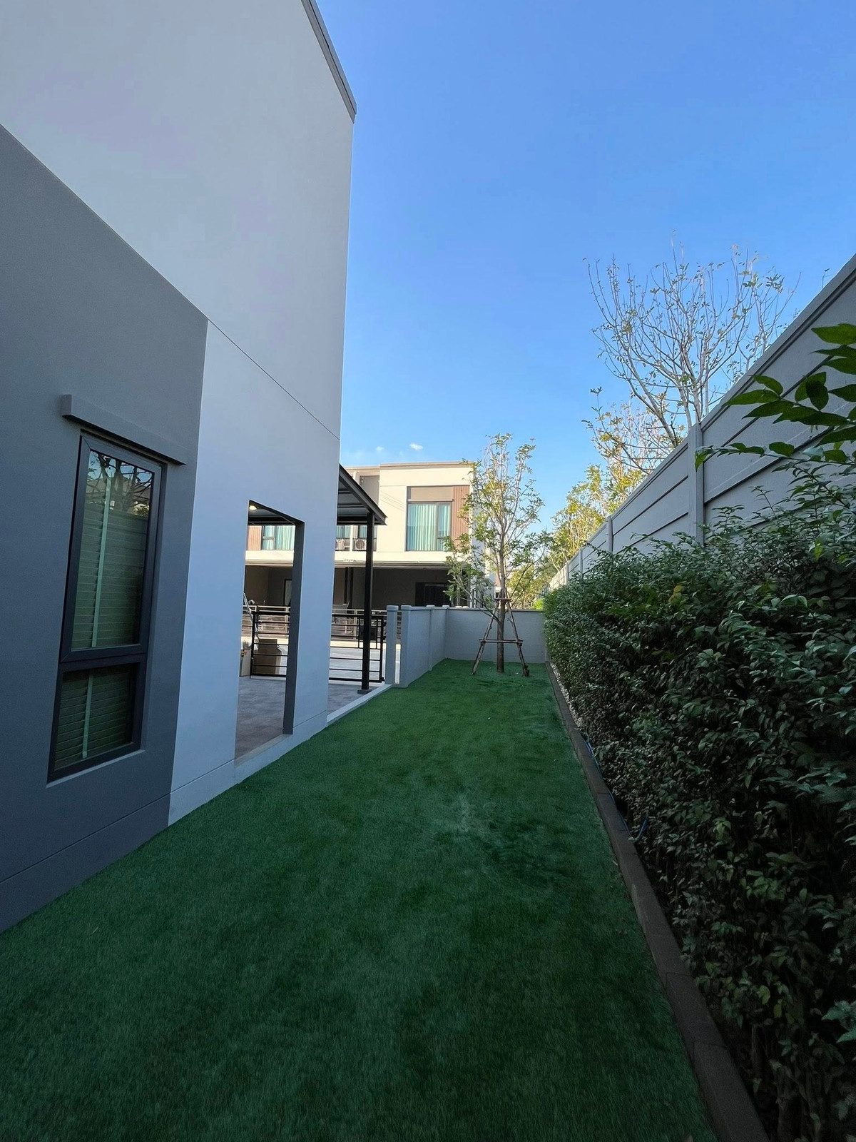 For RentTownhomeBangna, Bearing, Lasalle : Townhome for rent: Pleno Sukhumvit–Bangna 3, corner townhome. With side garden, north side, cool house (Rt-01)