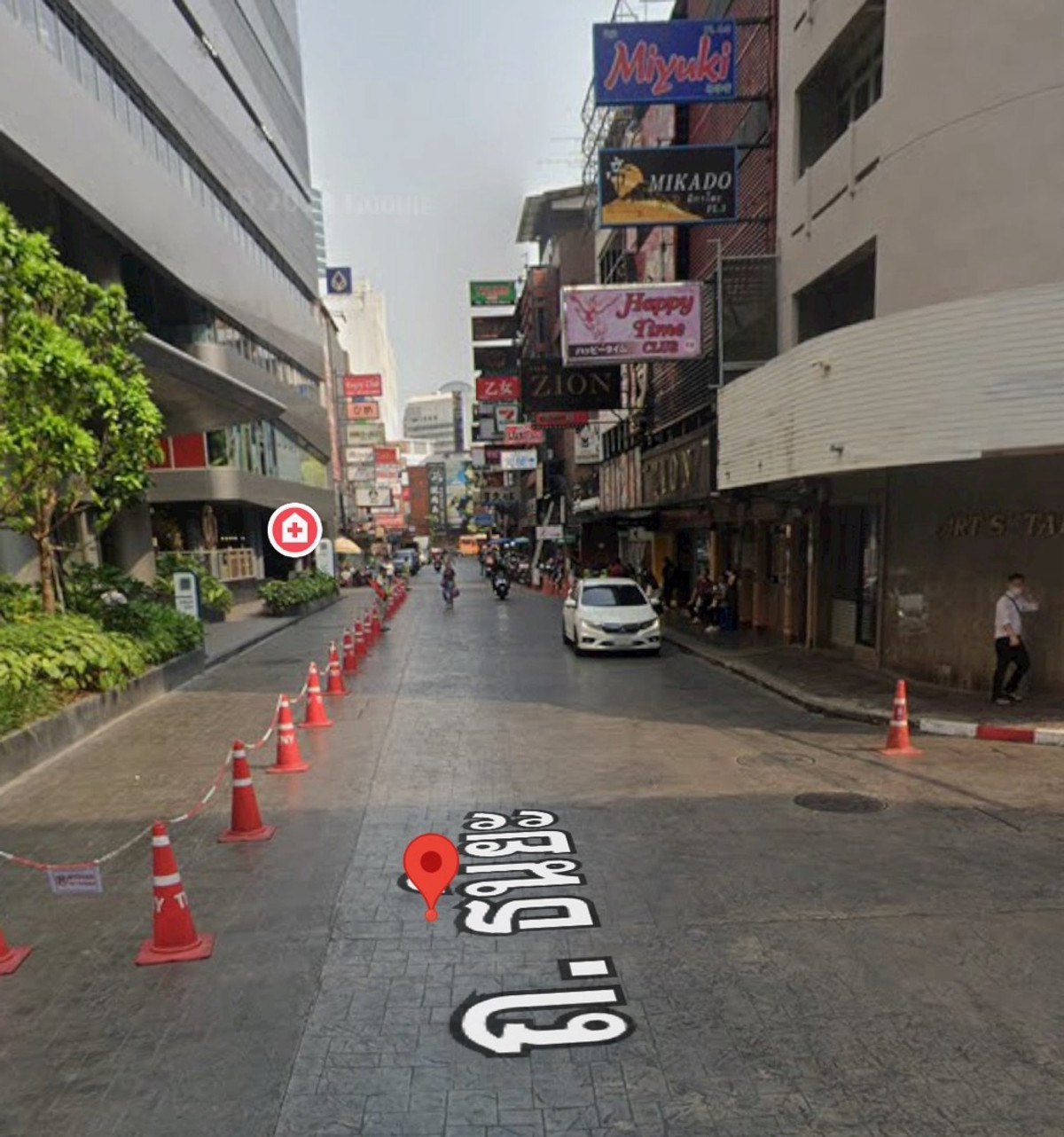 For RentShop HouseSilom, Saladaeng, Bangrak : Silom, Soi Thaniya, BTS Saladaeng, commercial building for rent, floors 1-2-3, total 300 sq m, very good location, has parking, many tourists and foreigners.
