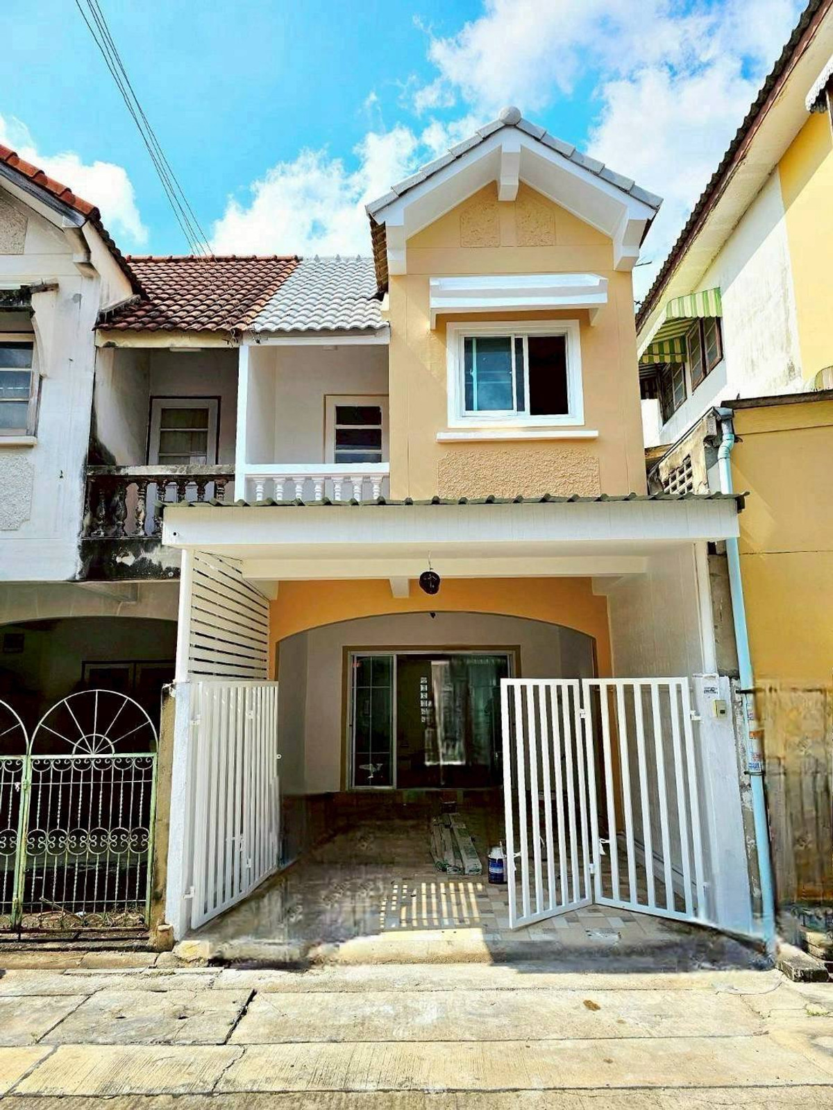 For SaleTownhomeNonthaburi, Bang Yai, Bangbuathong : Urgent sale! 2-story townhouse, Bua Thong Thani Village. (Opposite Sombat Buri) Area 18 sq m, function 2 bedrooms, 2 bathrooms, newly decorated throughout, ready to move in. Located in the beginning zone of the project, easy to enter and exit. The highlig