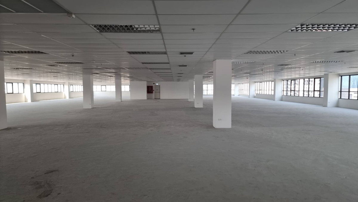 ให้เช่าสำนักงานพระราม 9 เพชรบุรีตัดใหม่ RCA : ให้เช่าออฟฟิศ ขนาดใหญ่ 1656 ตรม.  ใกล้ MRT พระราม 9 