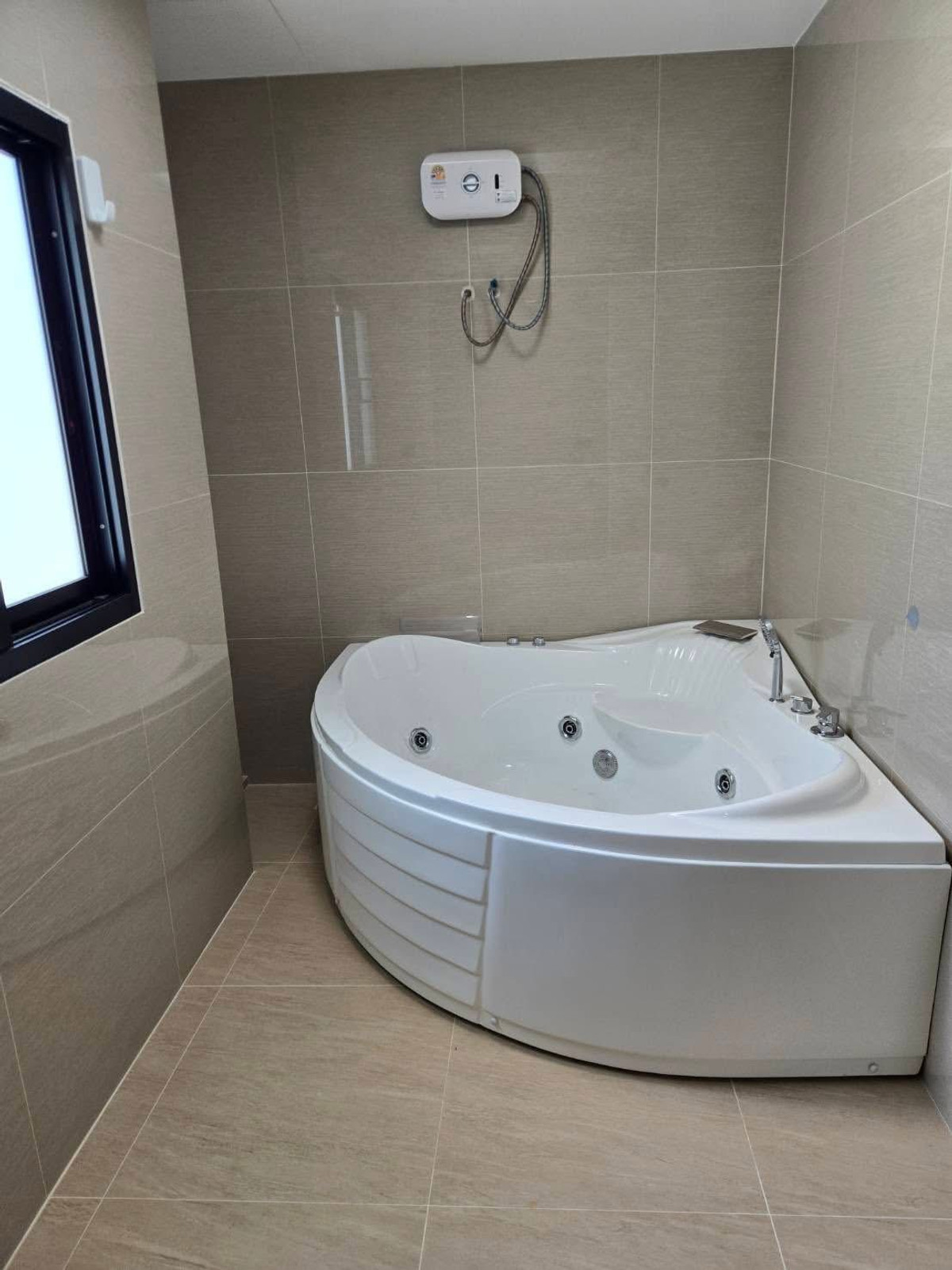 ให้เช่าบ้านบางนา แบริ่ง ลาซาล : มัณฑนา บางนา กม.7 / 5 ห้องนอน (เช่า), Mantana Bangna Km.7 / 5 Bedrooms (FOR RENT) YOK032