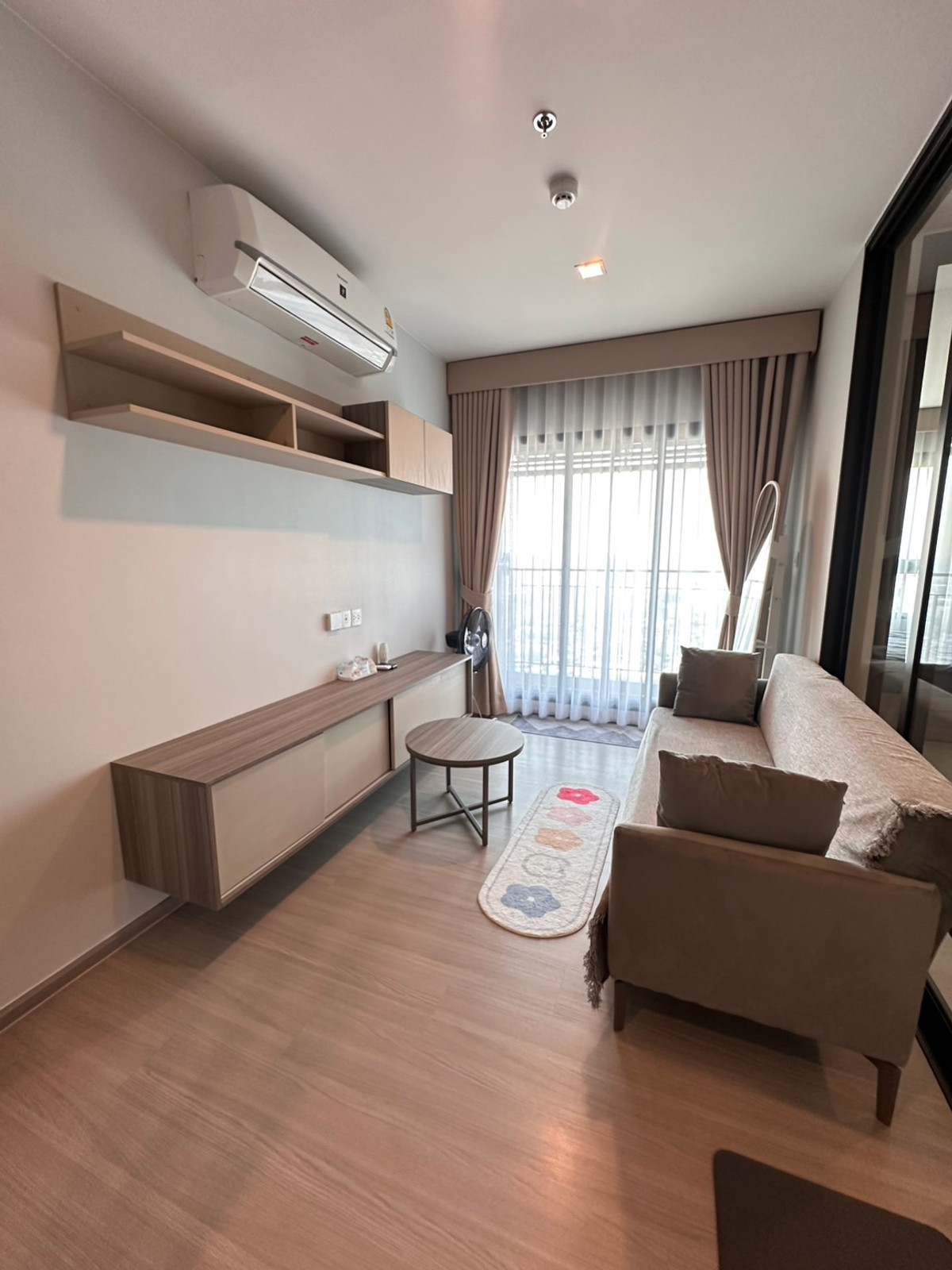 For RentCondoThaphra, Talat Phlu, Wutthakat : Condo for rent: Life Sathorn Sierra, only 150 meters from BTS Talat Phlu station.