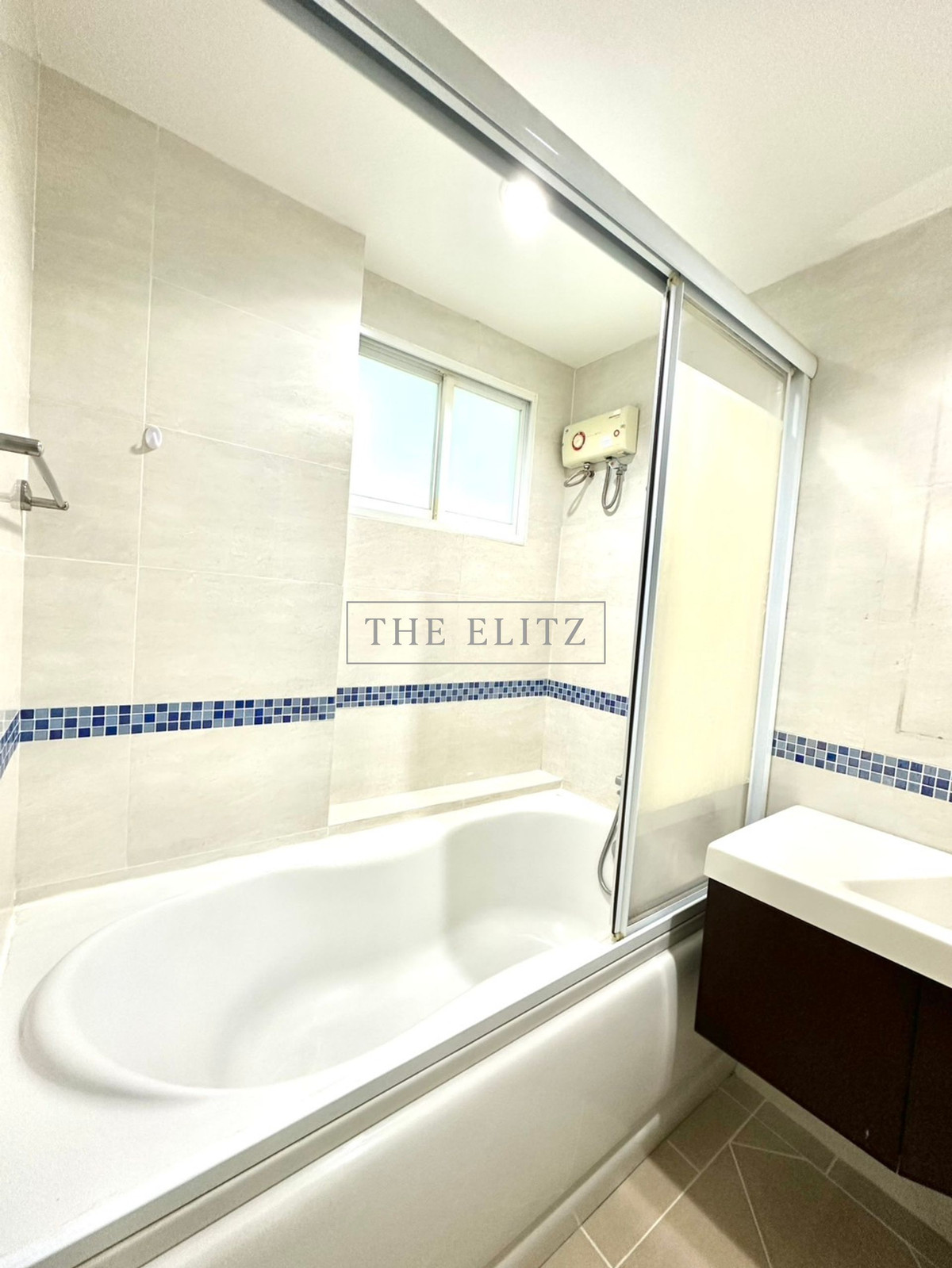 For RentCondoSathorn, Narathiwat : ✨ Live the Sathon Vibe! Rent Life@Sathorn 10 beautiful rooms, super hip location, easy walk to Not Just Another Cup 💕