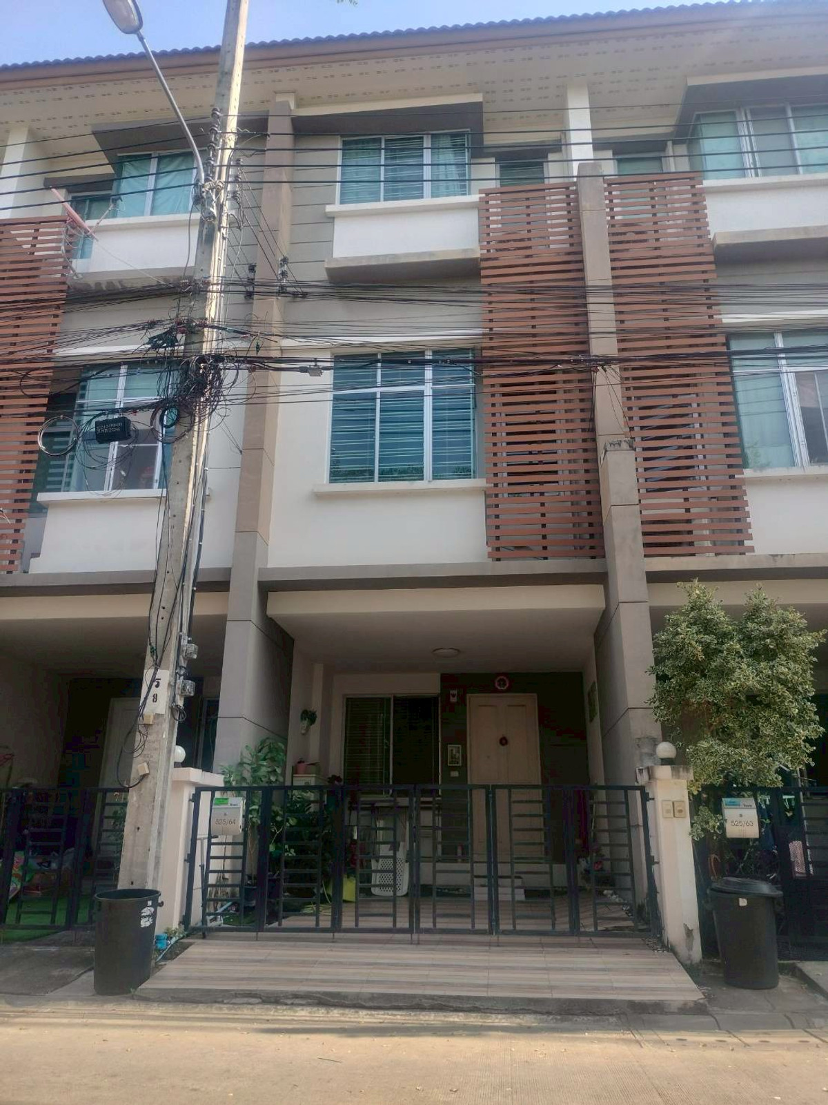 For SaleTownhomeRathburana, Suksawat : 95352 - 3-story townhome for sale (with tenant), Town Plus Village, Pracha Uthit Road, next to Big C, Pracha Uthit 90.