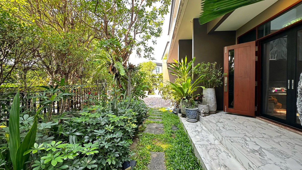 For SaleHouseBangna, Bearing, Lasalle : 🏠 (Urgent sale) detached house on the edge of the house  There is no house opposite 📍near Mega Bangna, ​ 📢The City Bangna Km.7 🎄4 bedrooms, 4 bathrooms 🔖addition ready to move in🔥only 16.40 million baht🔥