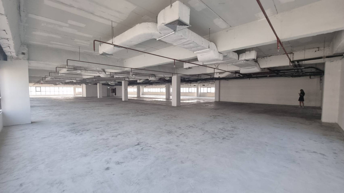 ให้เช่าสำนักงานพระราม 9 เพชรบุรีตัดใหม่ RCA : ให้เช่าออฟฟิศ ขนาดใหญ่ 1385 ตรม.  ใกล้ MRT พระราม 9 