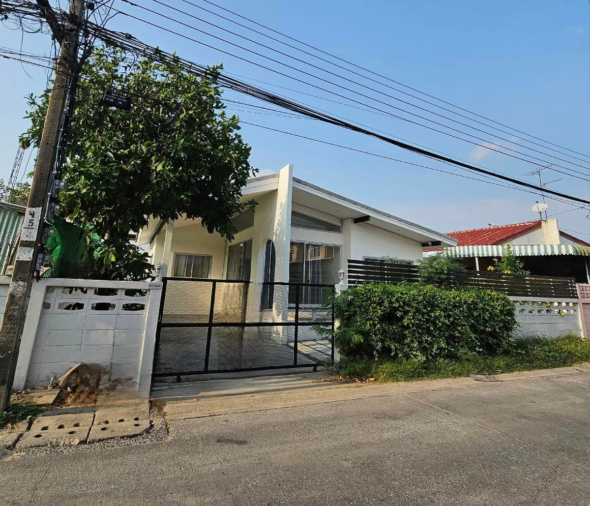 For RentHouseKasetsart, Ratchayothin : Large house  for Rent at the entrance of Soi Sena 3 beds, 2 baths 1 A/C No pets allowed Khun Bee 066 64-146-6445 Ref: 254AGBE