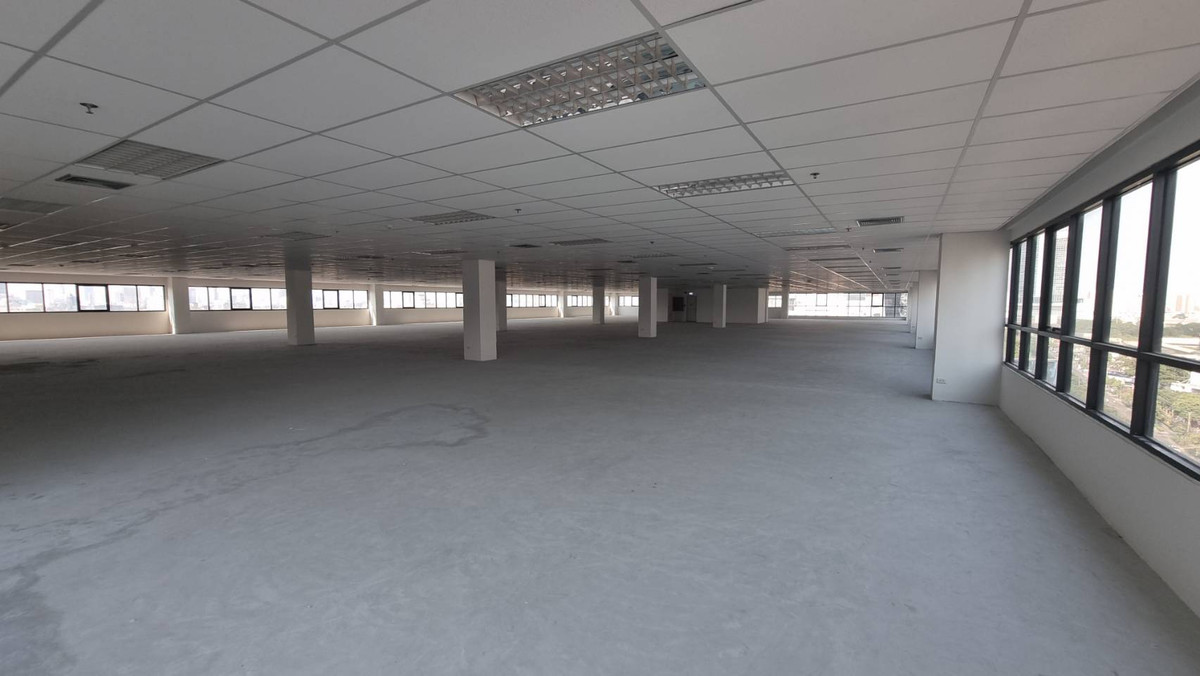 For RentOfficeRama9, Petchburi, RCA : Large Office for Rent – 1,656 sq.m. near MRT Rama 9