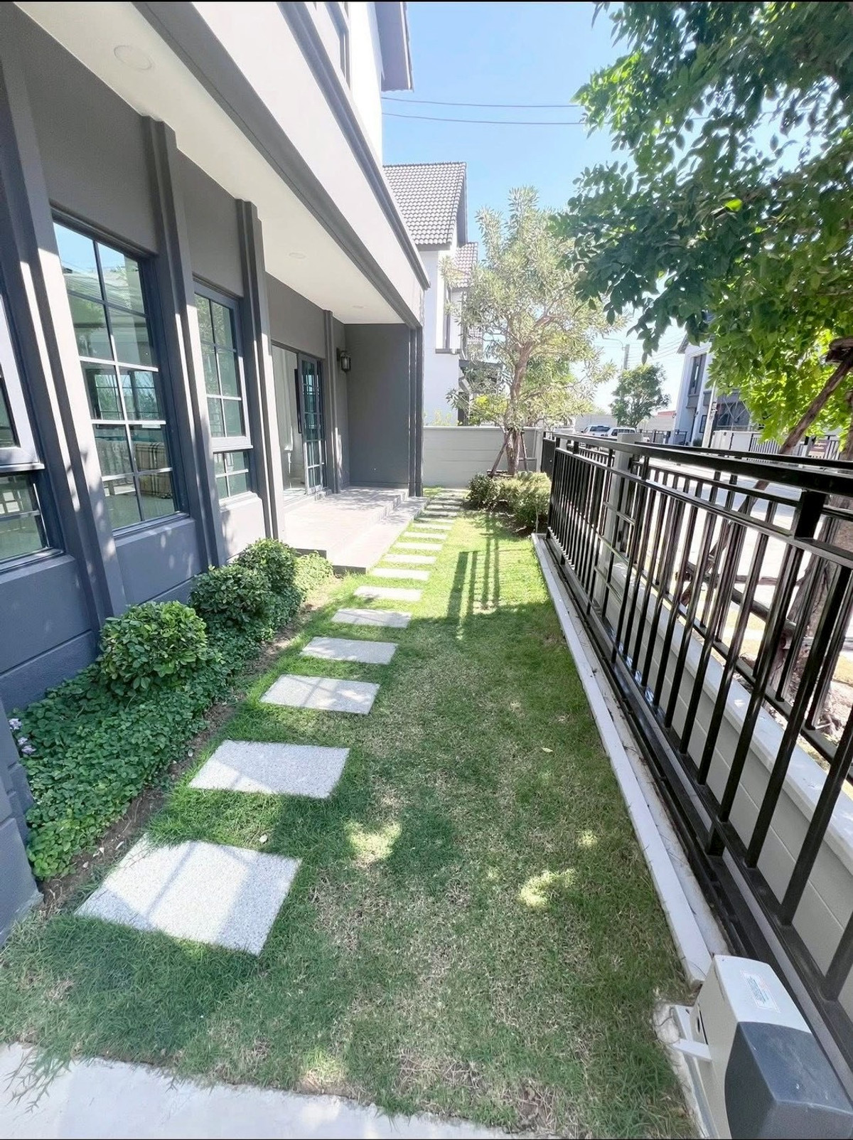 For RentHouseBangna, Bearing, Lasalle : ✨ [𝐅𝐎𝐑 𝐑𝐄𝐍𝐓] Brand new detached house. No one has ever moved in! Beautiful built-in decoration With garden area next to the house Near the club house