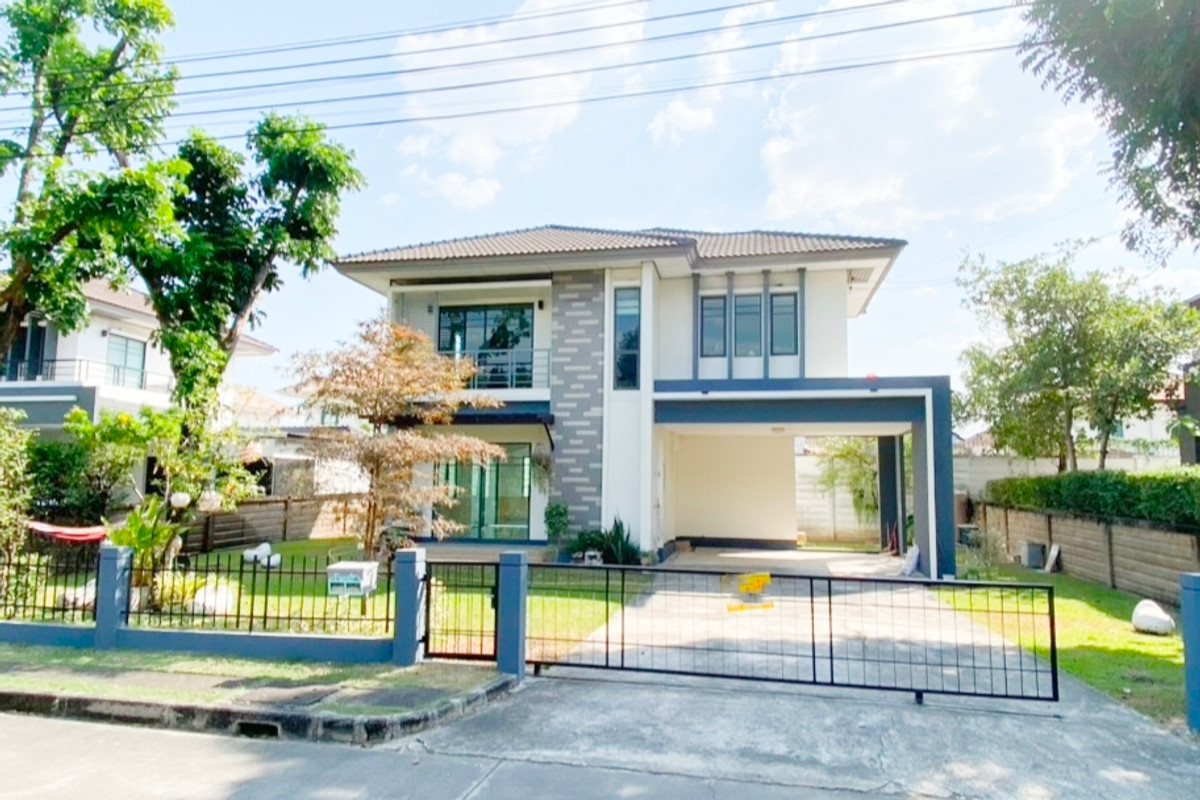 For RentHouseNawamin, Ramindra : For rent, 2-story detached house, Habitia Panya Indra 2 Village, near Safari World. Large plot area of ​​100.1 sq m. Parking up to 4 cars in the house.