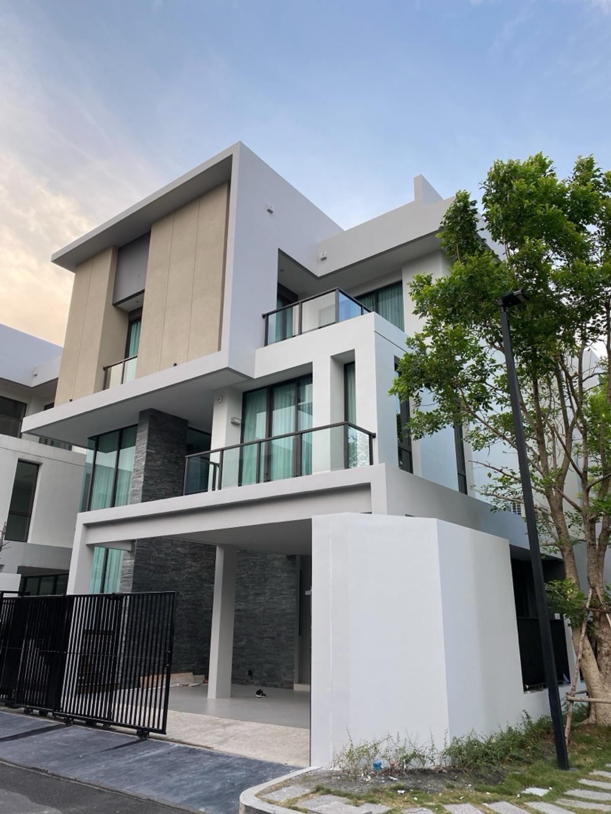 บ้านเลียบทางด่วนรามอินทรา : บ้านเดี่ยว หลังมุม แบบ Etna 4 ห้องนอน 3 ที่จอดรถ ราคาพิเศษ