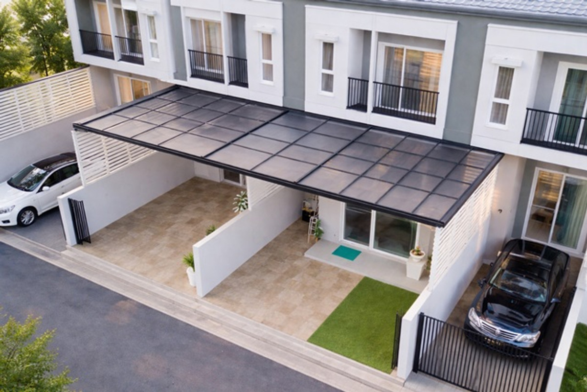 For RentTownhomePathum Thani,Rangsit, Thammasat : 4beds 2baths Thanya Golf Course 900meters. Nanacharoen Market 2km. Townhome for rent