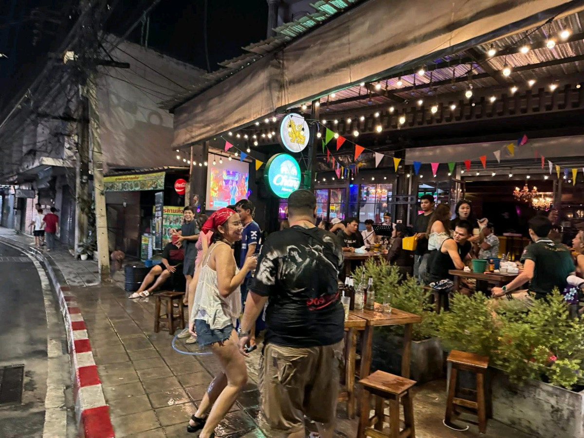 เซ้งร้านค้า/ตลาดนัดรัชดา ห้วยขวาง : 📍 เซ้งกิจการร้านอาหาร–บาร์ ทำเลทอง ติดถนนสุทธิสาร ห่าง MRT สุทธิสาร ประมาณ 800 เมตร